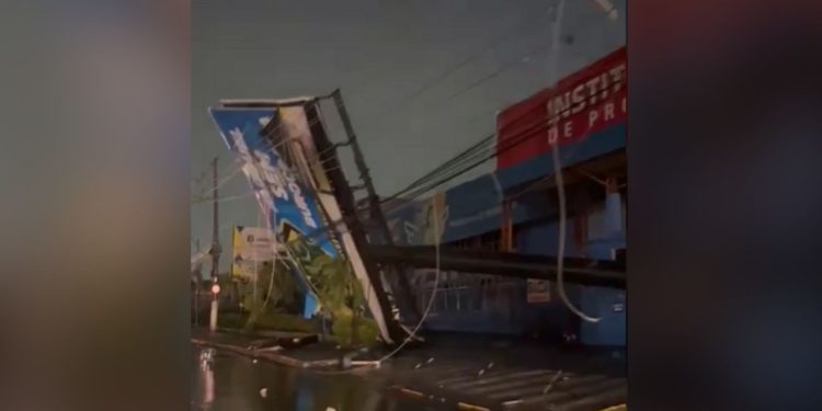 Vídeo: Durante chuva, placa de empresa derruba fios e deixa sem energia bairros de Manaus