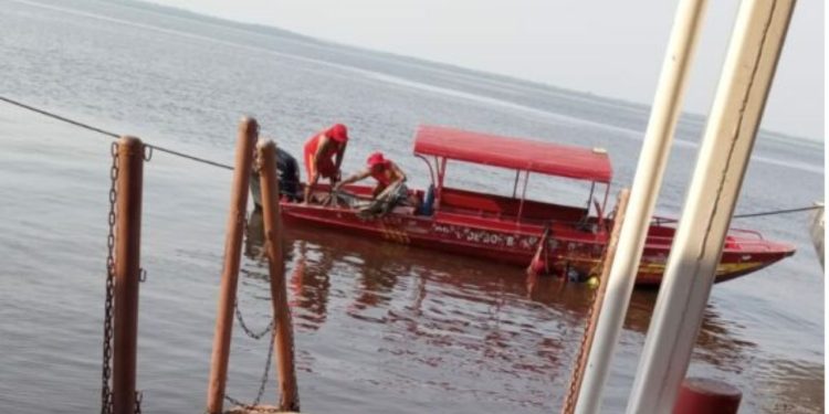 Vídeo: Bombeiros resgatam corpo na Orla do São Raimundo