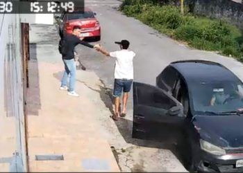 Vídeo: Assaltante aponta revólver na cara de jovem e rouba celular em Manaus