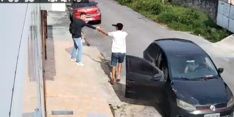 Vídeo: Assaltante aponta revólver na cara de jovem e rouba celular em Manaus