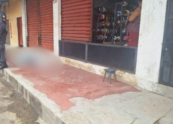 Populares encontram homem morto em calçada no Novo Aleixo