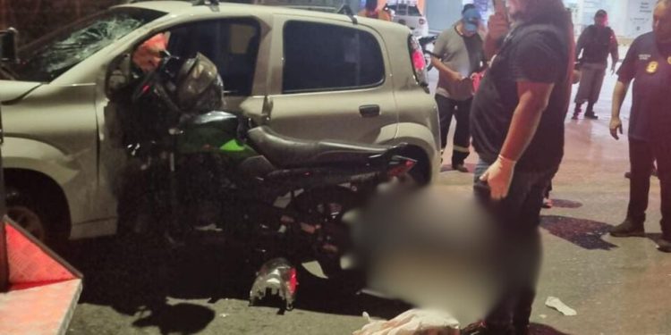 Motociclista morre após colidir com carro na avenida Autaz Mirim