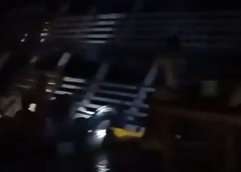 Vídeo: Barco bate em pedra e naufraga em Manacapuru