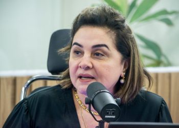 Só e mal acompanhada. Assim está sendo a trajetória da professora e empresária Maria do Carmo Seffair, que de repente viu seu nome brilhar nos holofotes da política baré