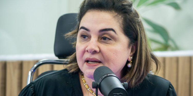 Só e mal acompanhada. Assim está sendo a trajetória da professora e empresária Maria do Carmo Seffair, que de repente viu seu nome brilhar nos holofotes da política baré
