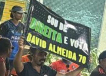 Um grupo de direita levou faixas em apoio a David Almeida, na recepção a Bolsonaro no aeroporto