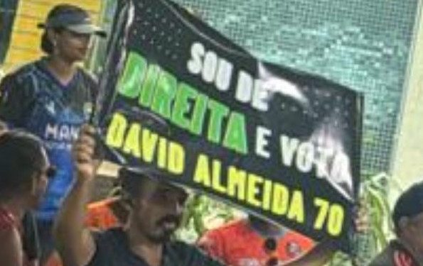 Um grupo de direita levou faixas em apoio a David Almeida, na recepção a Bolsonaro no aeroporto