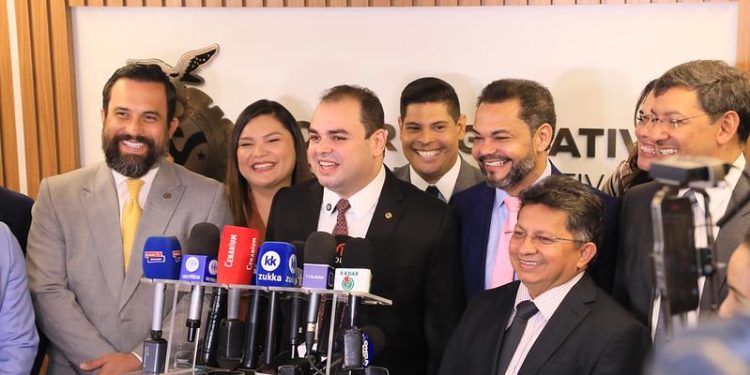 Mesmo à revelia do STF, Bob Cidade foi reeleito para seu quarto mandato à frente da Aleam, por quase unanimidade