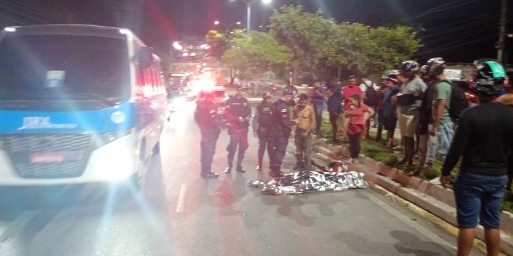 Passageira morre após motoqueiro perder direção em avenida de Manaus