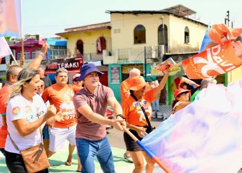 Em reta final, David Almeida recebe carinho da população em bairros da zonas Leste e Sul de Manaus