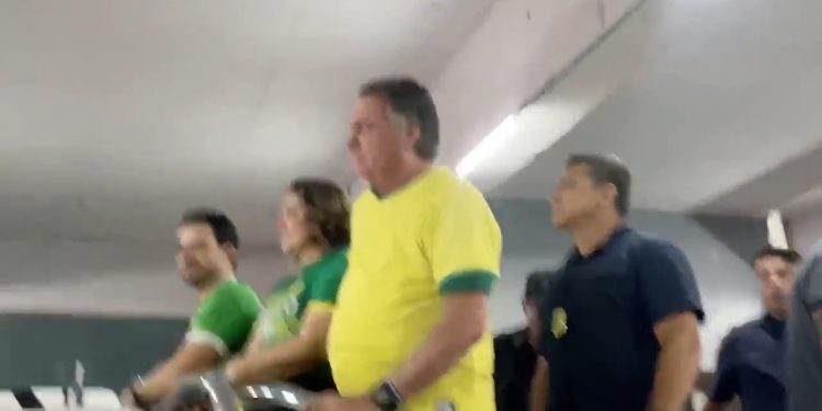 Acompanhe a chegada de Jair e Michelle Bolsonaro em Manaus