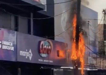 Vídeo: Poste pega fogo após curto circuito na Grande Circular