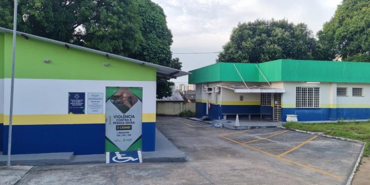 Mulher é presa após agredida a mãe de 72 anos com pedaço de madeira no Novo Aleixo