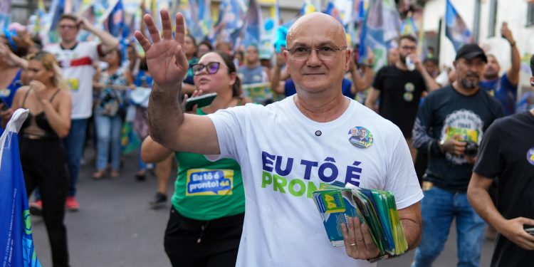 São José confirma apoio a Roberto Cidade e Coronel Menezes durante caminhada