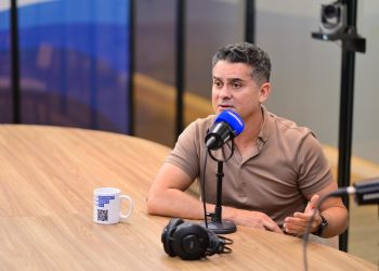 “Não resolve a data-base dos colegas da polícia, vai resolver os problemas de Manaus?”, afirma David Almeida sobre Alberto Neto