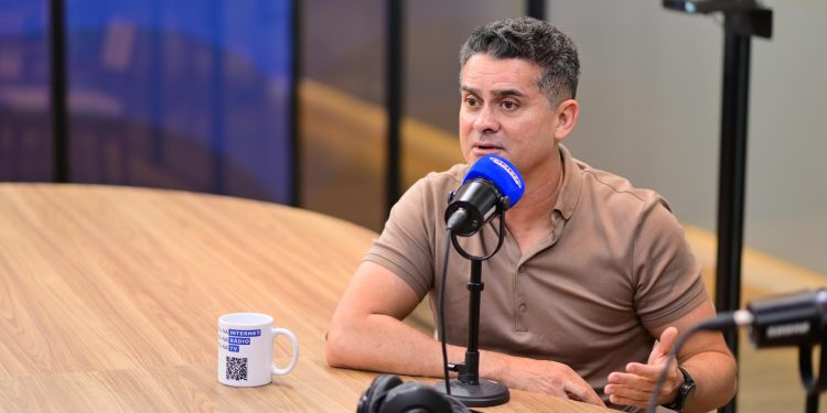 “Não resolve a data-base dos colegas da polícia, vai resolver os problemas de Manaus?”, afirma David Almeida sobre Alberto Neto