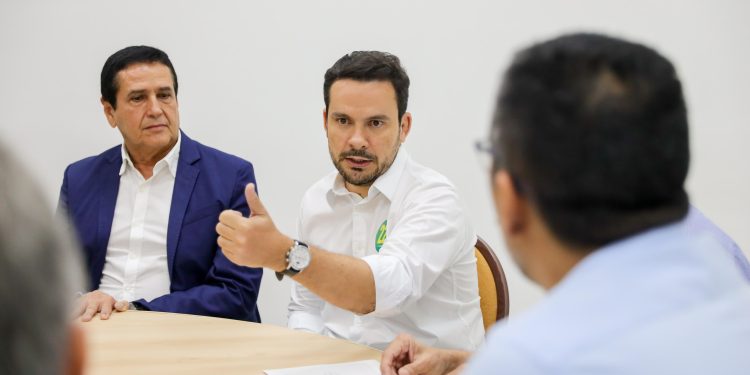 Alberto Neto e Maria do Carmo recebem profissionais da construção civil: ‘Manaus precisa ser desburocratizada