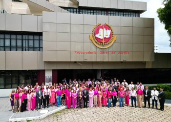 MP do Amazonas encerra Outubro Rosa com registro simbólico na fachada da sede