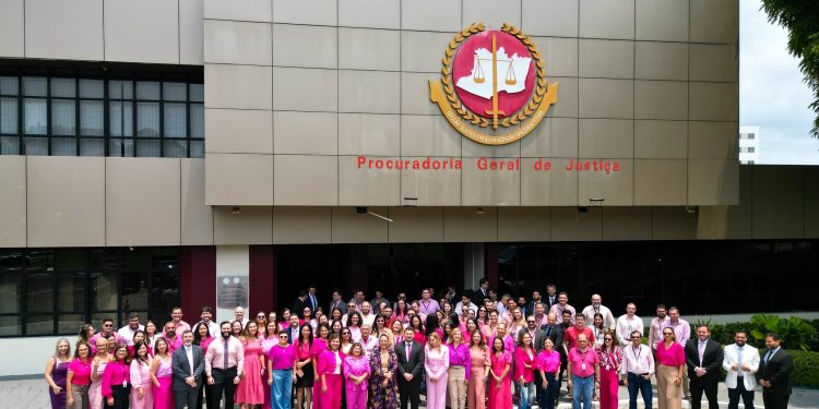 MP do Amazonas encerra Outubro Rosa com registro simbólico na fachada da sede