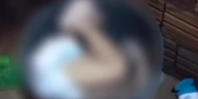 Vídeo forte: Bebê de 1 ano é encontrado morto dentro de balde d’água