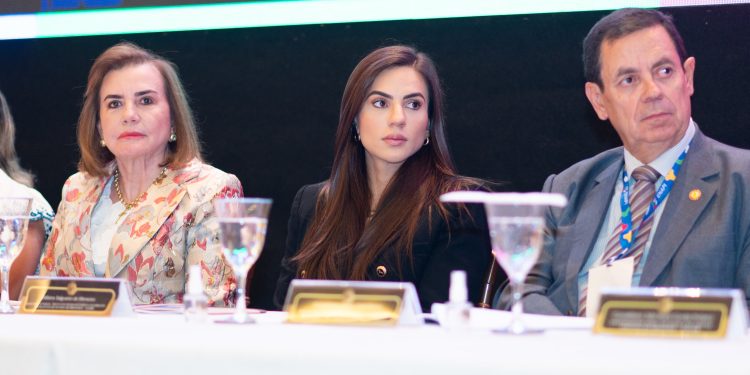 Débora Menezes participa do I Encontro Nacional da Primeira Infância na sede do TCE