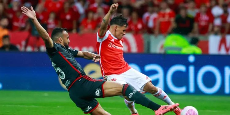 Flamengo cede empate ao Internacional, mas permanece no G-4 do Brasileiro