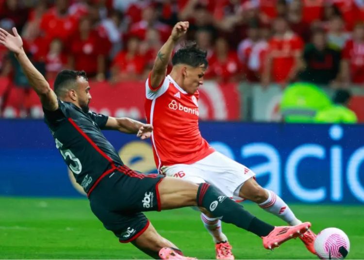 Flamengo cede empate ao Internacional, mas permanece no G-4 do Brasileiro