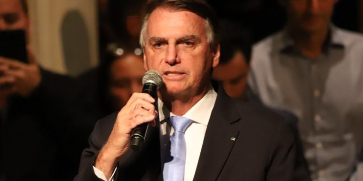Bolsonaro diz que vai ‘jogar a toalha’ se continuar inelegível