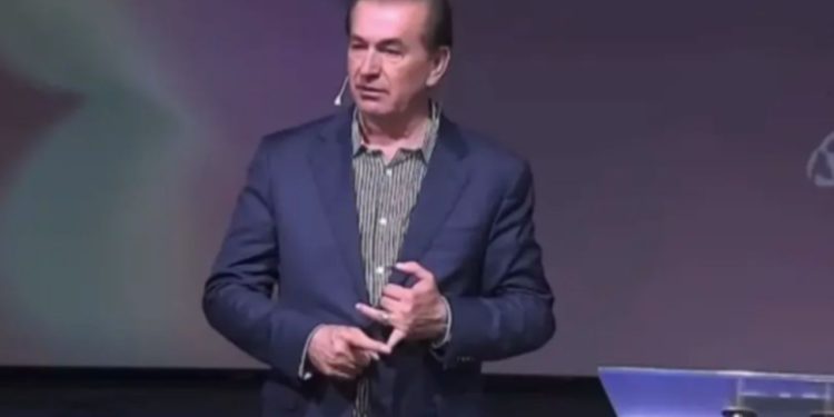 Pastor associa crianças autistas a ‘espírito maligno’ durante culto