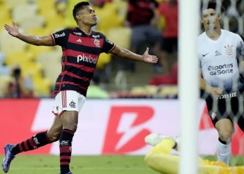 Flamengo vence Corinthians e larga na frente por vaga na final da Copa do Brasil
