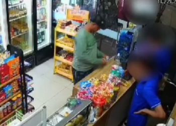 Dupla que invadiu loja de conveniência para roubar bebidas é procurada pela polícia em Manaus