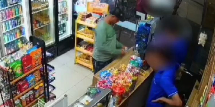 Dupla que invadiu loja de conveniência para roubar bebidas é procurada pela polícia em Manaus