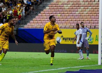 Amazonas marca duas vezes no fim e bate o Avaí de virada na Série B