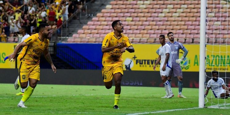 Amazonas marca duas vezes no fim e bate o Avaí de virada na Série B