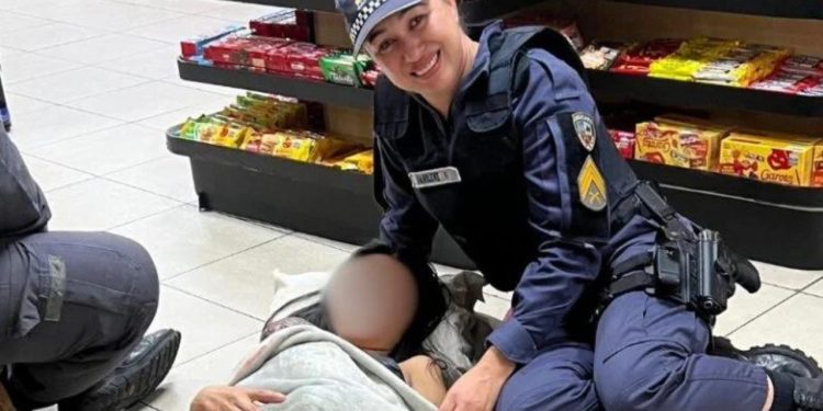 Bolsa estoura e mulher dá à luz dentro de loja de conveniência em Manaus