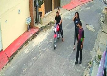 Vídeo: Dupla de moto na zona leste de Manaus assalta casal no meio da rua