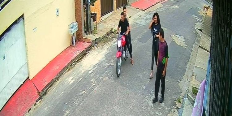 Vídeo: Dupla de moto na zona leste de Manaus assalta casal no meio da rua