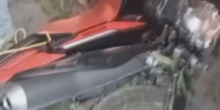 Motoqueiro desvia de galho na pista e sofre acidente no Puraquequara