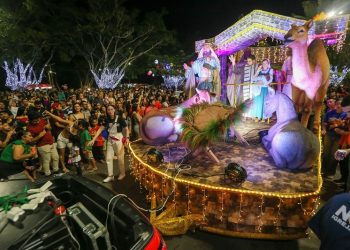 Segunda Parada Natalina encanta milhares de pessoas na Ponta Negra