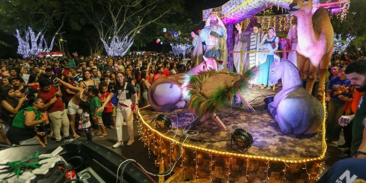 Segunda Parada Natalina encanta milhares de pessoas na Ponta Negra