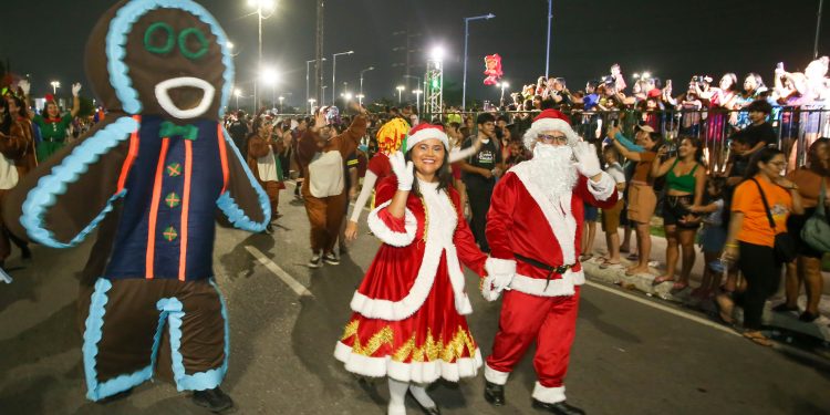 Mais de 10 mil pessoas prestigiam a primeira Parada Natalina de 2024