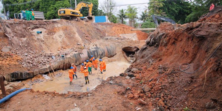Em 48 horas de obra, Prefeitura de Manaus instala novas aduelas na avenida Mário Ypiranga Monteiro