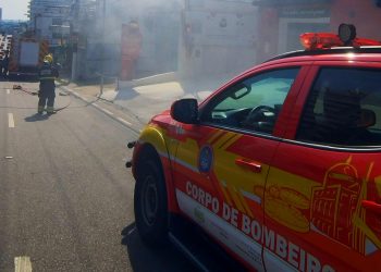 Curto-circuito causa incêndio e quase destrói papelaria no bairro Praça 14