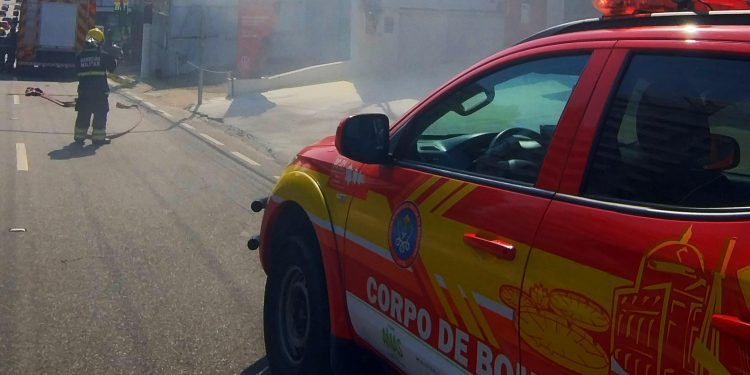 Curto-circuito causa incêndio e quase destrói papelaria no bairro Praça 14