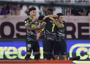 Botafogo goleia o Vasco e dispara na liderança do Brasileirão