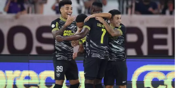 Botafogo goleia o Vasco e dispara na liderança do Brasileirão