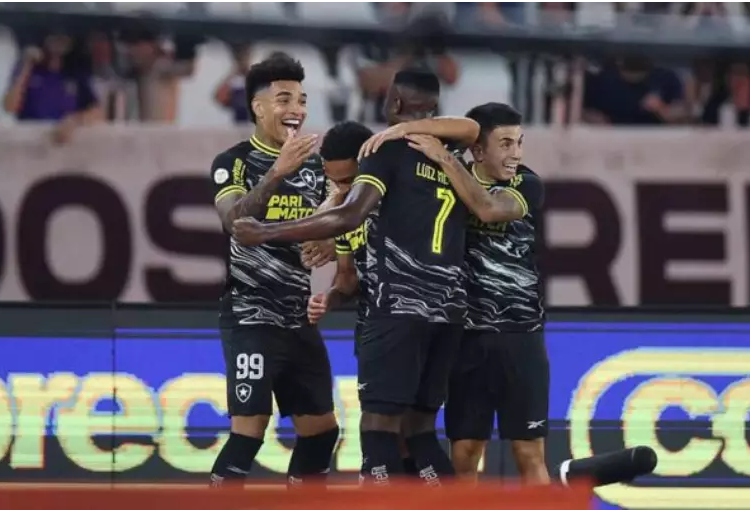 Botafogo goleia o Vasco e dispara na liderança do Brasileirão