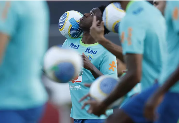 Em último jogo, Brasil encara Uruguai e busca chegar na segunda posição das Eliminatórias