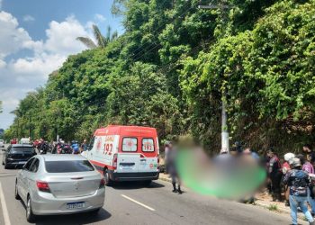 Motociclista de aplicativo morre e passageira fica ferida após colisão em poste no Japiim