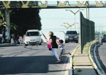 Passarelas nas ruas de Manaus. Para que servem, afinal?
